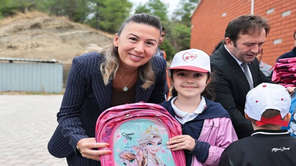 Başkan &Ccedil;avuşoğlu, &ccedil;ocuklarla birlikte can dostların merkezini gezdi
