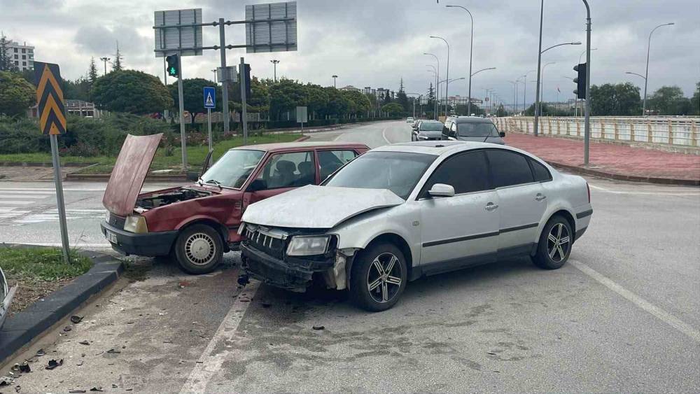 Karaman&rsquo;da otomobiller &ccedil;arpıştı: 1 yaralı
