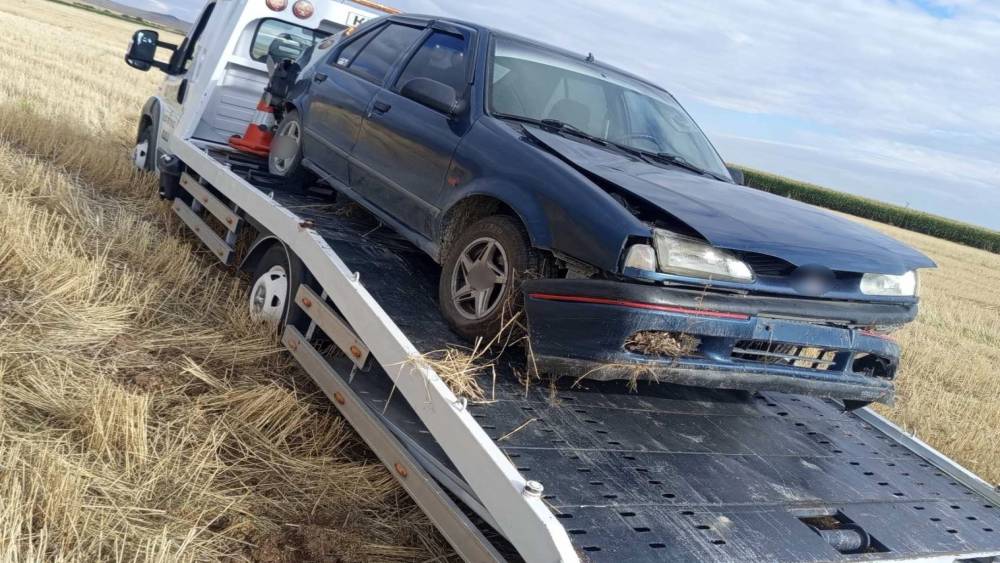 Konya&rsquo;da kontrolden &ccedil;ıkan otomobil şarampole devrildi: 2 yaralı
