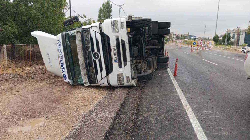 Kontrolden &ccedil;ıkan tır yan yattı
