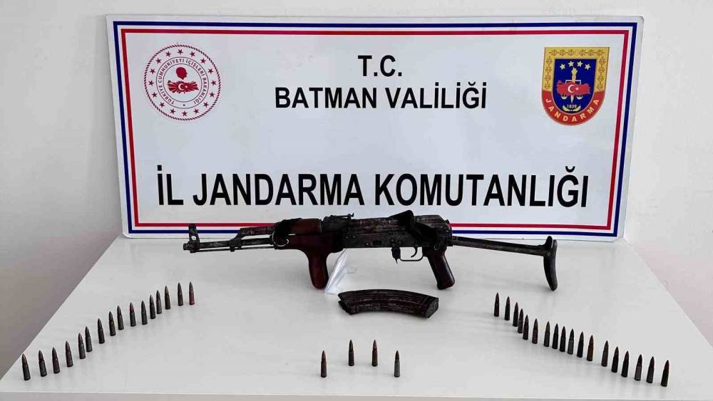 Beşiri’de bir evde yapılan aramada uzun namlulu kaçak silah ele geçirildi
