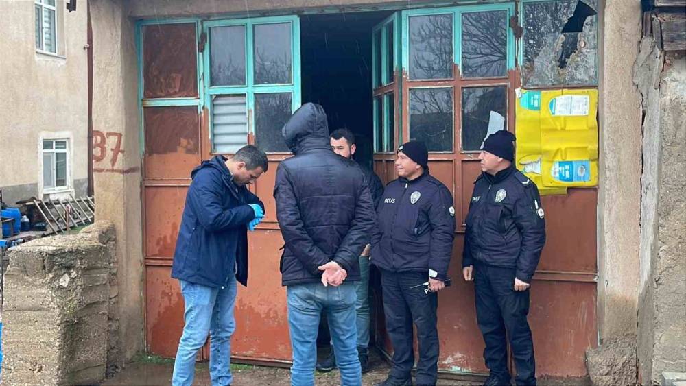 Karaman&rsquo;da evinin deposunda silahla vurulmuş halde bulunan şahıs kurtarılamadı
