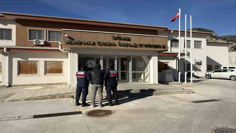 Aydın&rsquo;da aranan şahıslar jandarmadan ka&ccedil;amadı
