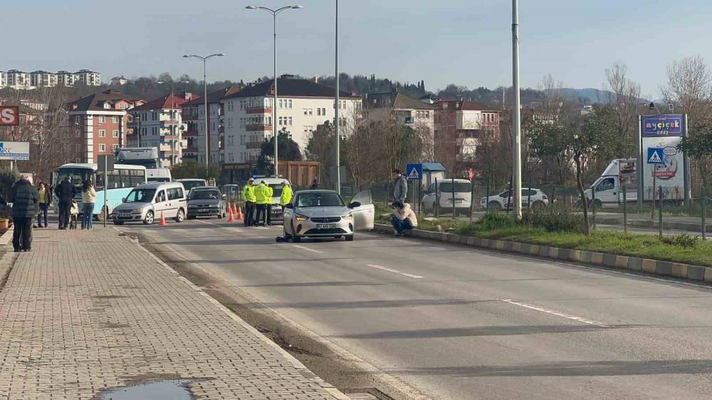 Otomobilin &ccedil;arptığı kadın ağır yaralandı

