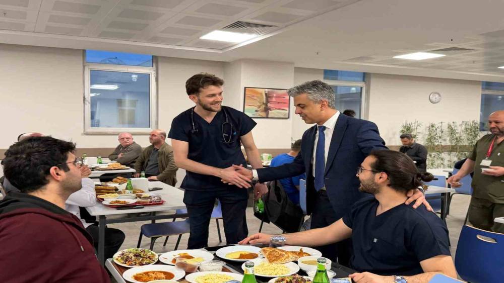 Meng&uuml;cek Gazi Hastanesi&rsquo;nde iftar programı d&uuml;zenlendi
