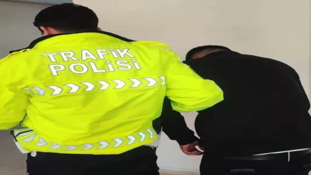 Gaziantep&rsquo;te saldırı amacıyla aracından inen s&uuml;r&uuml;c&uuml;ye 180 bin TL ceza
