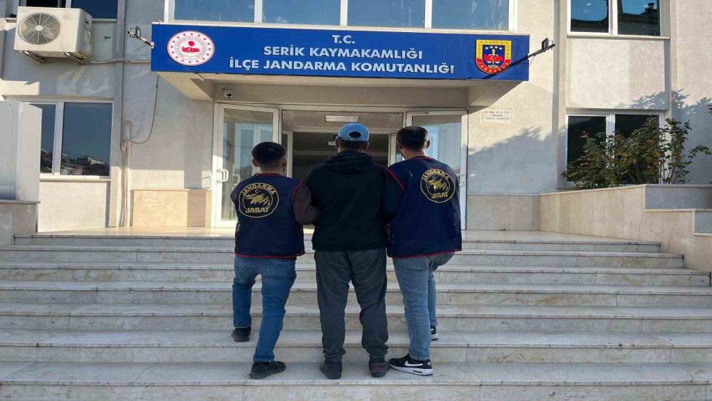 Serik&rsquo;te &ccedil;eşitli su&ccedil;lardan aranan 5 kişi yakaladı
