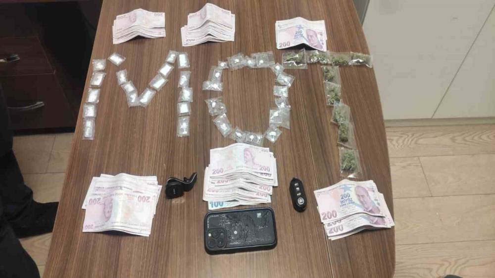 Sancaktepe polisi mıknatıslı gizli b&ouml;lmede uyuşturucu ele ge&ccedil;irdi
