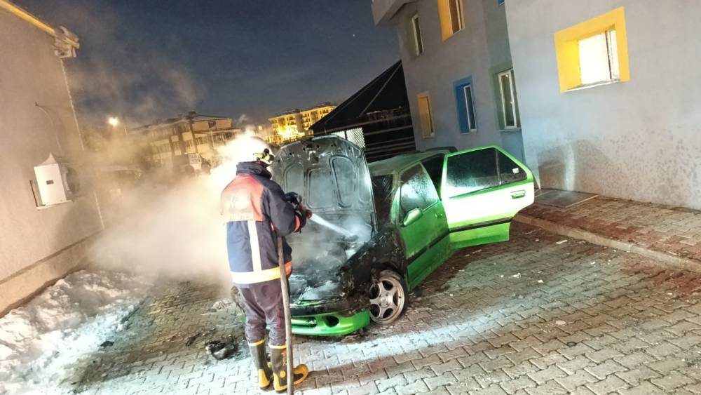 Van&rsquo;da park halindeki otomobil yandı
