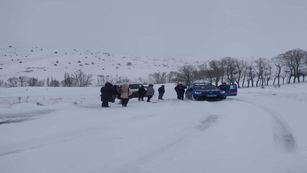 Kar yolları kapattı, &ouml;ğretmenler yolda kaldı
