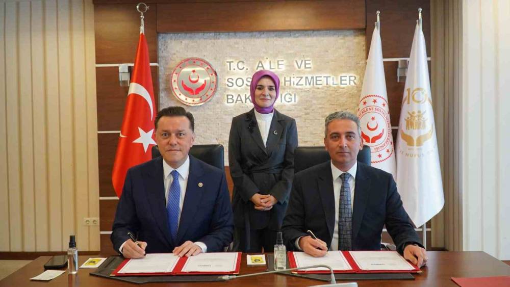 Eskişehir&rsquo;e yeni kız &ccedil;ocuk yurdu yapılması i&ccedil;in imzalar atıldı
