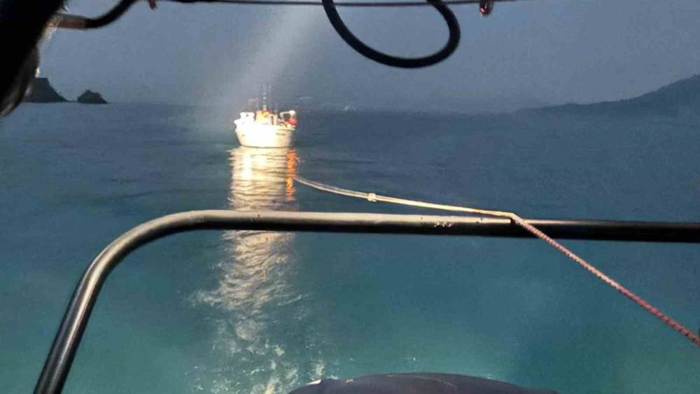 Fethiye&rsquo;de makine arızası nedeniyle s&uuml;r&uuml;klenen tekne kurtarıldı
