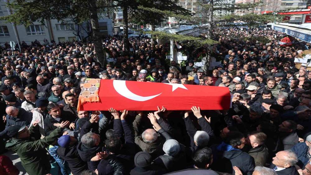 &Ouml;ğrencisi tarafından &ouml;ld&uuml;r&uuml;len Fatma Nur &ouml;ğretmen son yolculuğuna uğurlandı
