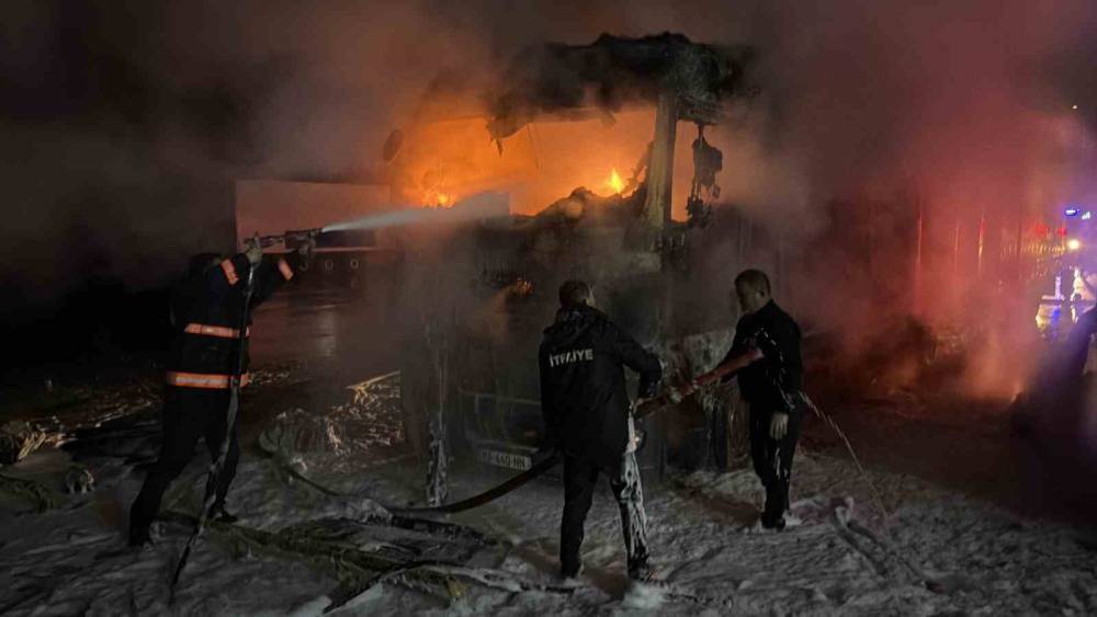 Hopa&rsquo;da tır parkında yangın; 2 tır kullanılamaz hale geldi
