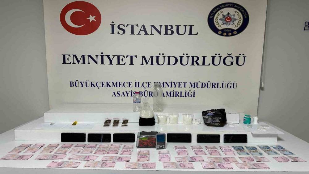 B&uuml;y&uuml;k&ccedil;ekmece&rsquo;de pe&ccedil;ete kutusundan uyuşturucu &ccedil;ıktı
