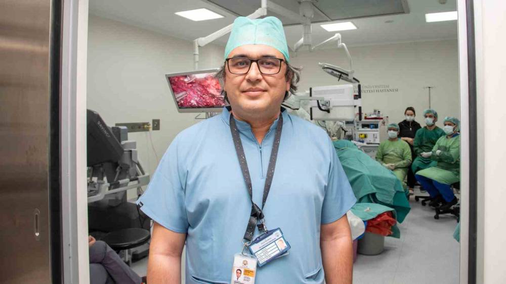 Sel&ccedil;uk &Uuml;niversitesinde G&ouml;ğ&uuml;s Cerrahisinde bir ilk: Robotik Cerrahi uygulandı
