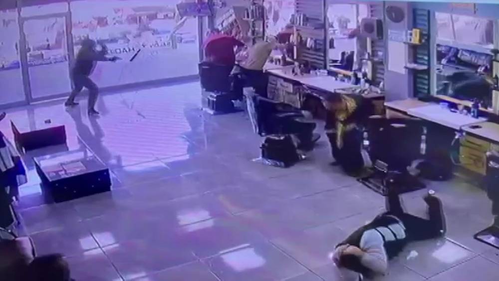 Adana&rsquo;da berberde b&ouml;yle ateş etti: 1 yaralı
