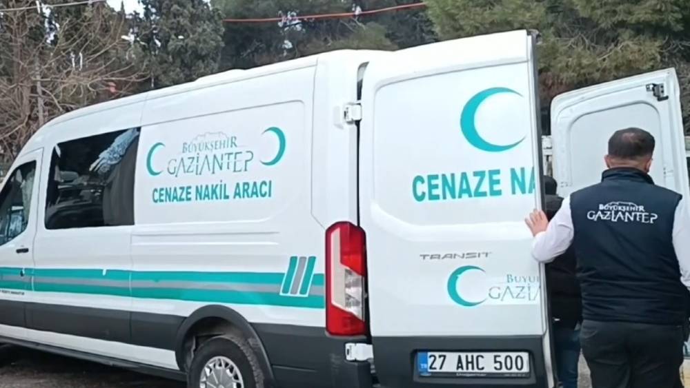 Silahlı kavgada &ouml;ld&uuml;r&uuml;len gencin cenazesi ailesine teslim edildi
