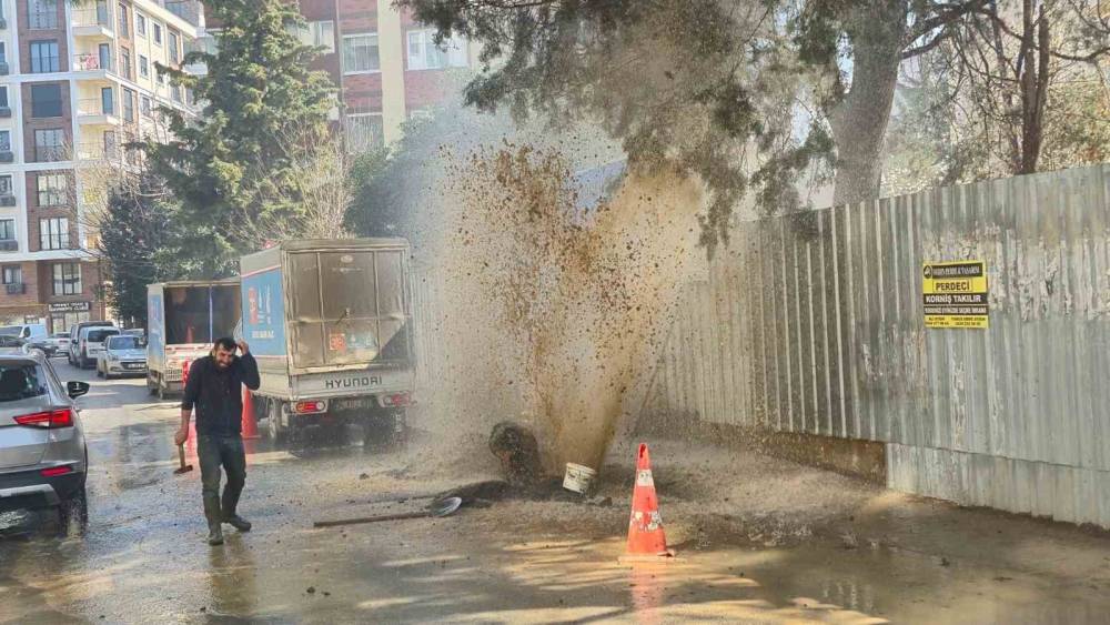 Kadık&ouml;y&rsquo;de inşaat &ccedil;alışmasında boru patladı: Sular apartman boyunu aştı
