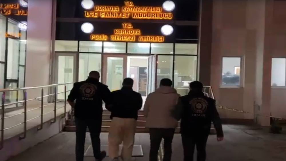 Kapıyı &rsquo;polisiz&rsquo; diyerek a&ccedil;tırdılar, silahla vurup 550 bin lira parayı &ccedil;aldılar
