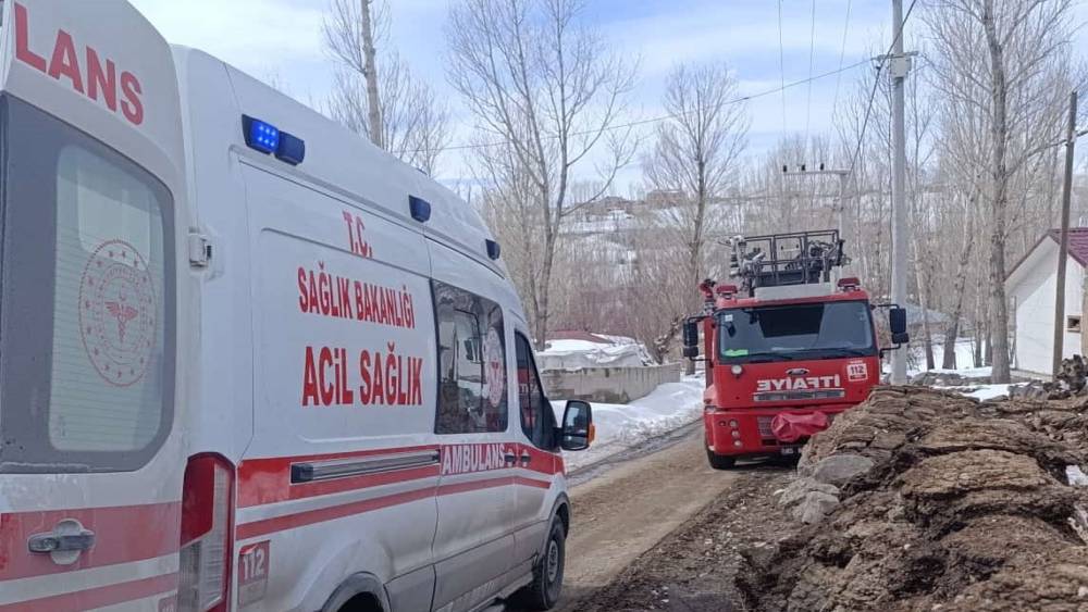 Başkale&rsquo;de korkutan yangın: 3 &ccedil;ocuk tedavi altına alındı
