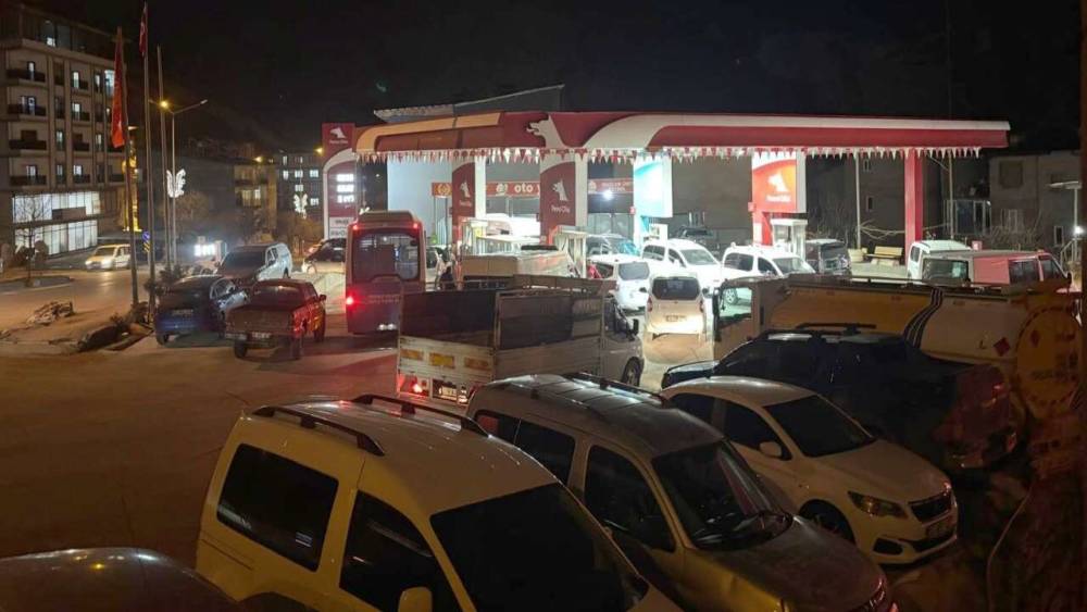 Hakkari&rsquo;de akaryakıt kuyruğu: Zam beklentisi istasyonları doldurdu
