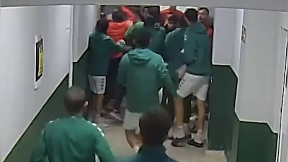 Ma&ccedil; &ouml;ncesi ortalık karıştı: Futbolcular kramponlarla darbedildi
