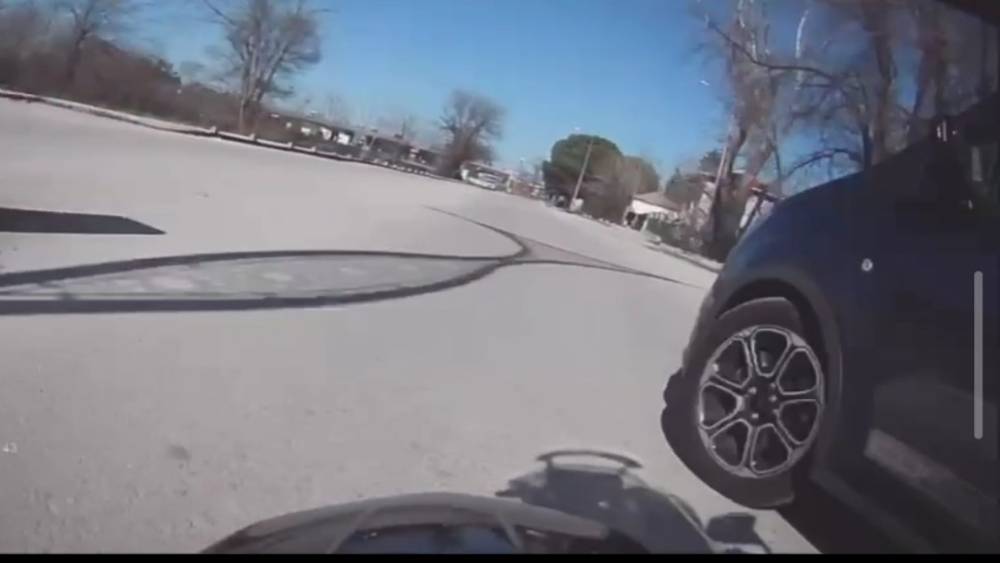 Keşan&rsquo;da motosiklet hafif ticari araca &ccedil;arptı: 2 kişi yaralandı
