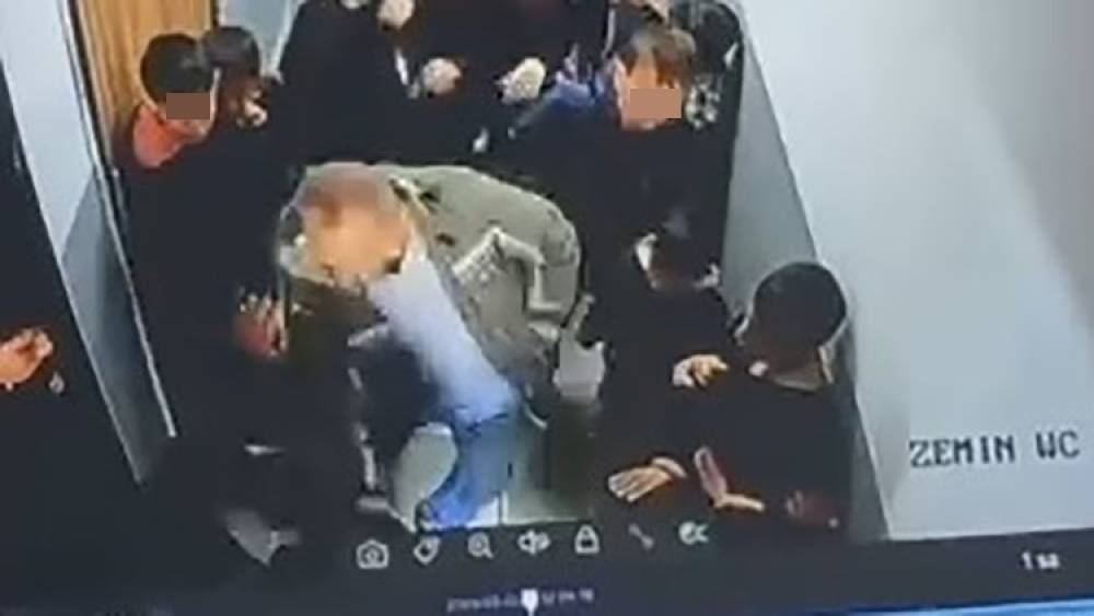 Van&rsquo;da okulda dehşet: &Ccedil;ocuğuna kartopu atan &ouml;ğrenciyi koridorda darp etti
