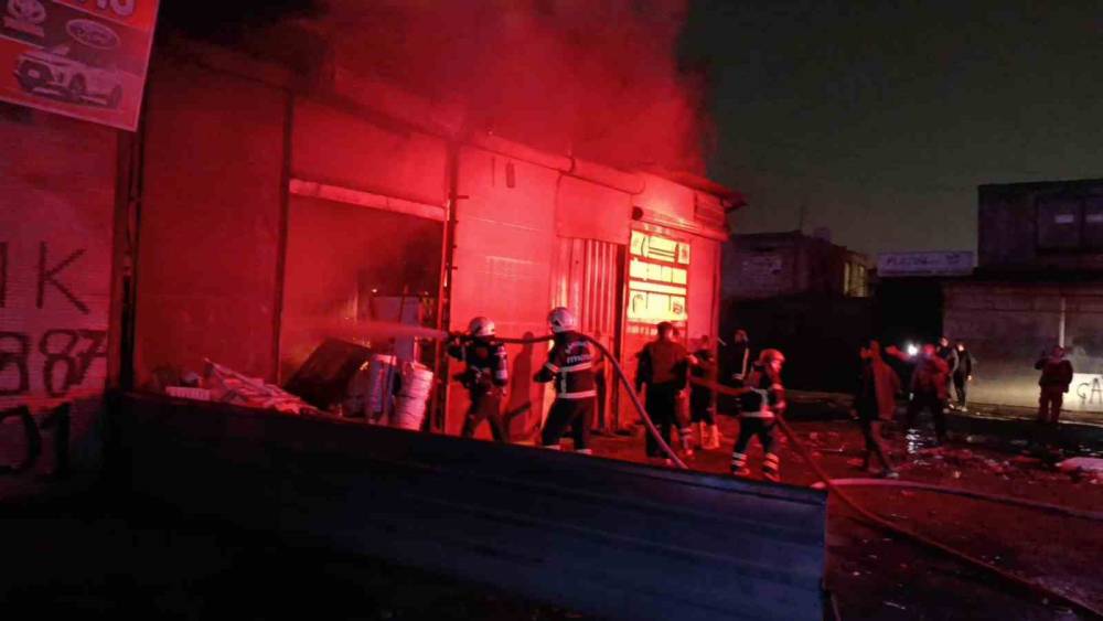 Şanlıurfa&rsquo;da hurdacı d&uuml;kkanında korkutan yangın
