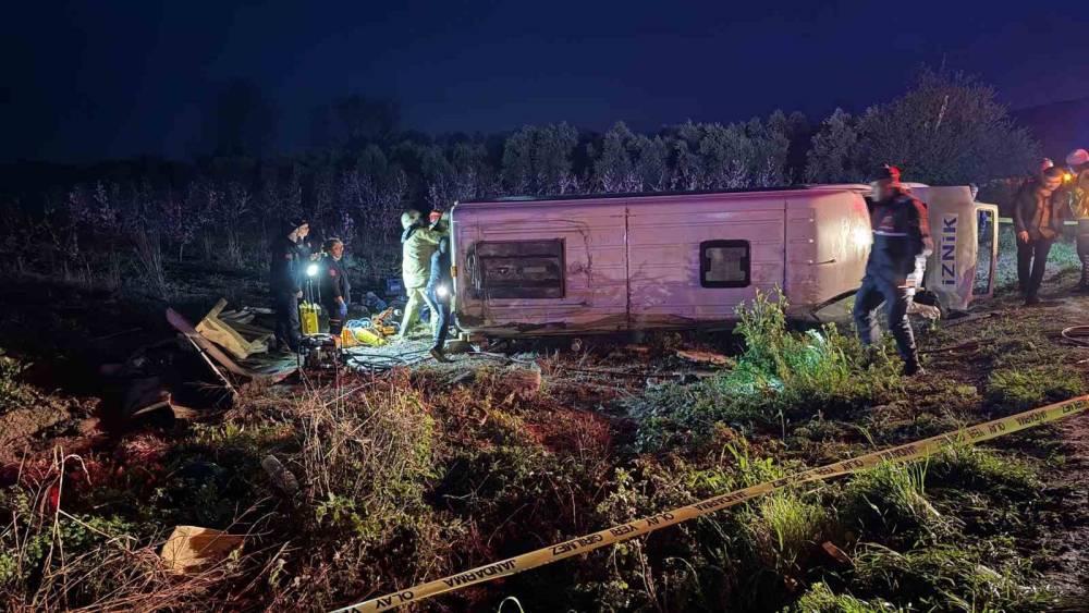 İznik&rsquo;de feci kaza; 12 yaralı 1 &ouml;l&uuml;
