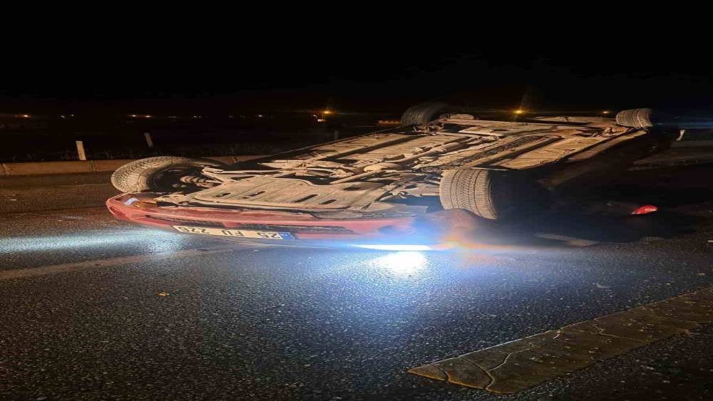 Aşkale&rsquo;de korkutan kaza: Direksiyon hakimiyetini kaybeden otomobil karşı şeride u&ccedil;tu
