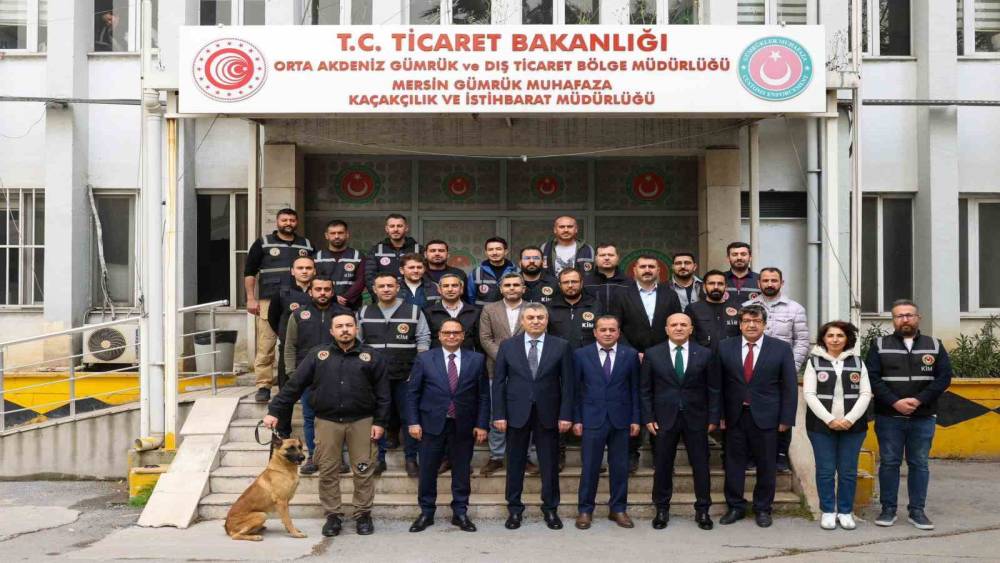 Mersin Limanı&rsquo;nda 19 kilo kokain ele ge&ccedil;irildi, vali ekibi tebrik etti
