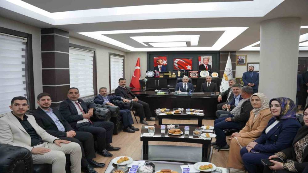 AK Parti heyeti Başkan Halla&ccedil; ile bir araya geldi
