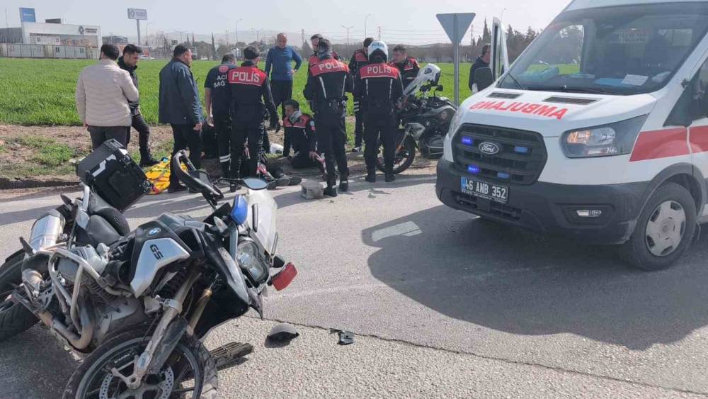 Kahramanmaraş&rsquo;ta ehliyetsiz s&uuml;r&uuml;c&uuml; polislere &ccedil;arptı: 2 polis yaralı
