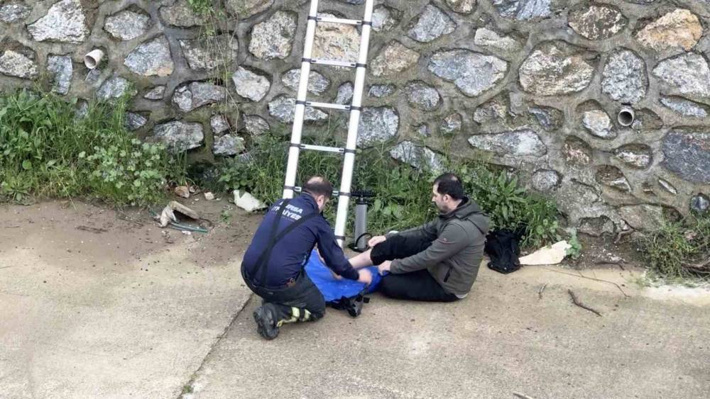 Bursa&rsquo;da dereye d&uuml;şen adamı ekipler kurtardı
