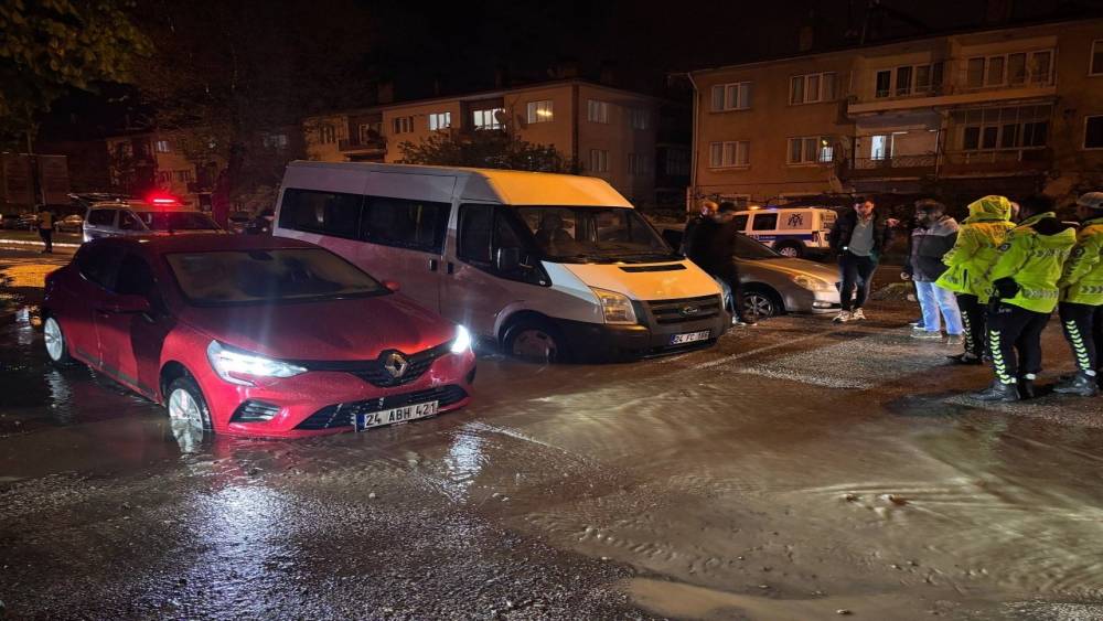 &Ouml;nlem alınmadı, yağmurda &ccedil;&ouml;ken yolda ara&ccedil;lar &ccedil;ukura girdi
