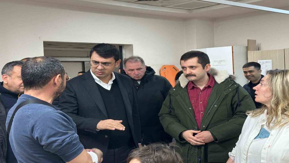 Uşak Valisi Kartal, zincirleme trafik kazasında yaralananları hastanede ziyaret etti
