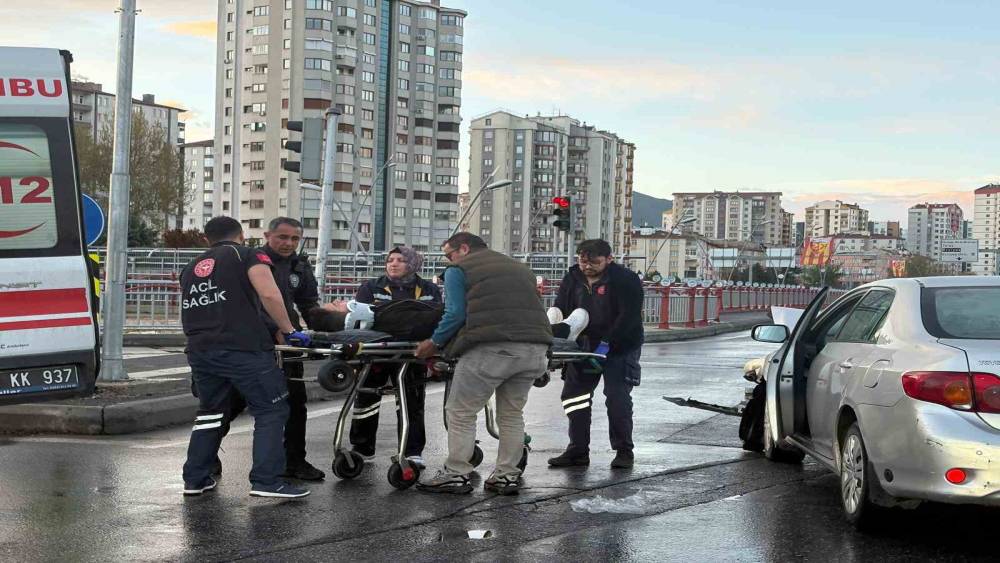 Ticari taksiyle otomobil &ccedil;arpıştı: 2 yaralı
