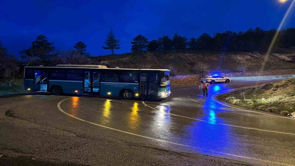 Kayseri&rsquo;de alkoll&uuml; bir şahıs &ccedil;aldığı &ouml;zel halk otob&uuml;s&uuml;yle kaza yaptı

