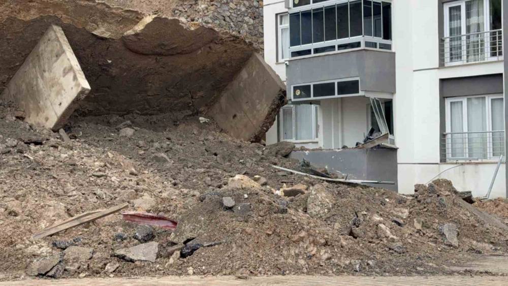 Tokat&rsquo;ta istinat duvarı &ccedil;&ouml;kt&uuml;, park halindeki bir ara&ccedil; s&uuml;r&uuml;klendi
