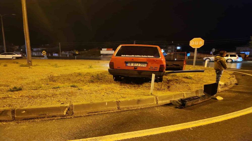Isparta&rsquo;da iki otomobil kavşakta &ccedil;arpıştı
