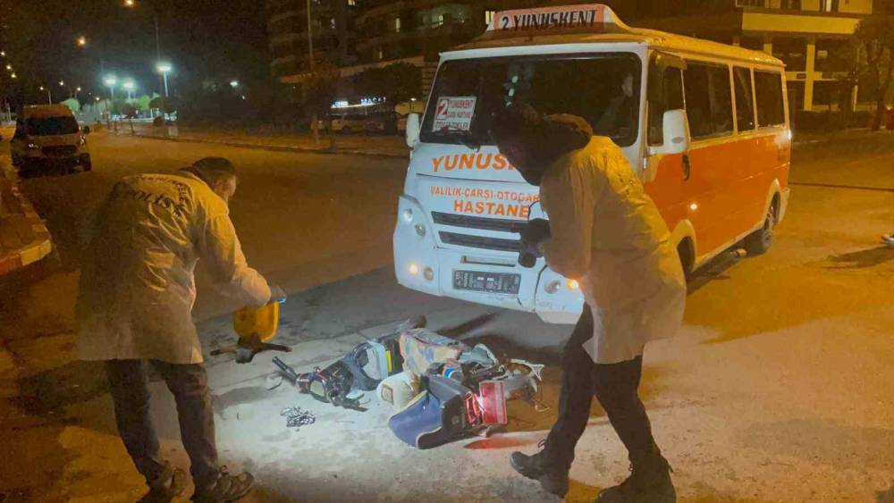Elektrikli bisiklet s&uuml;r&uuml;c&uuml;s&uuml;n&uuml;n &ouml;l&uuml;m&uuml;yle sonu&ccedil;lana kaza kamerada
