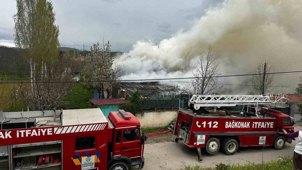Isparta&rsquo;da iki katlı ev, &ccedil;ıkan yangında zarar g&ouml;rd&uuml;
