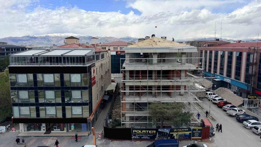Erzincan&rsquo;da &ccedil;atıda tehlikeli &ccedil;alışma kameraya yansıdı
