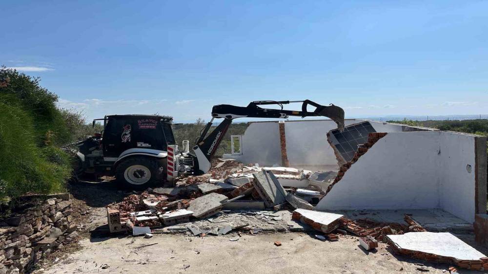 &Ccedil;anakkale&rsquo;de 15 ka&ccedil;ak yapı yıkıldı
