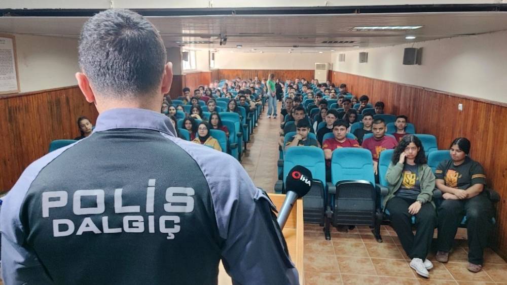 Dalgı&ccedil; polislerden &ouml;ğrencilere boğulma uyarısı
