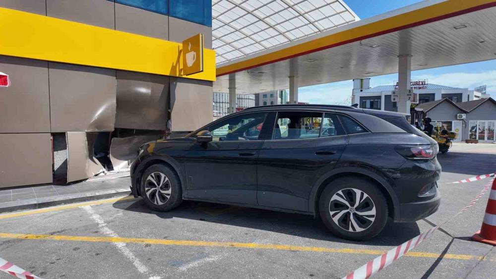B&uuml;y&uuml;k&ccedil;ekmece&rsquo;de bir otomobil akaryakıt istasyona daldı
