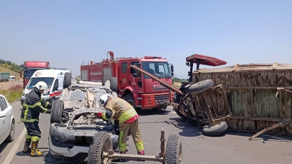 Kırıkhan&rsquo;da trakt&ouml;rle &ccedil;arpışan otomobil takla attı: 2 yaralı
