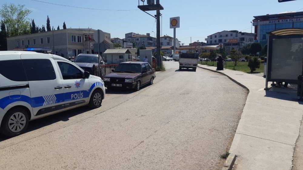 Hastane &ouml;n&uuml;nde tartıştığı kadını bı&ccedil;akladı
